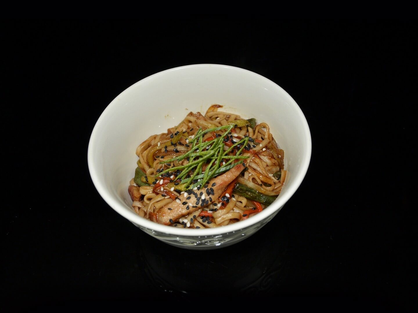 WOK с курицей (яичная лапша)