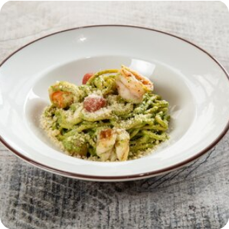 Спагетти с креветками и соусом песто