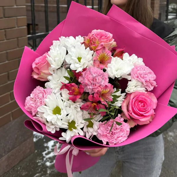 Букет из нежно-розовых роз, белых хризантем и диантуса в розовом фоамиране