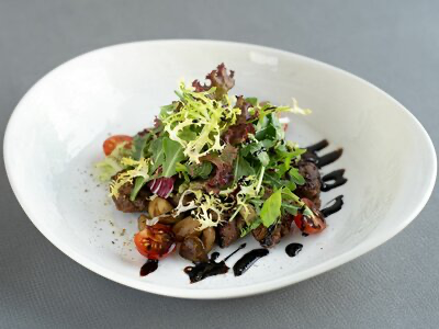 Салат с печенью цыпленка, белыми грибами