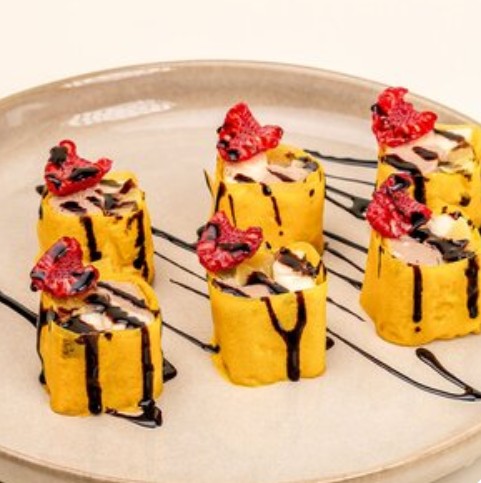 Сладкий ролл с персиком и малиной