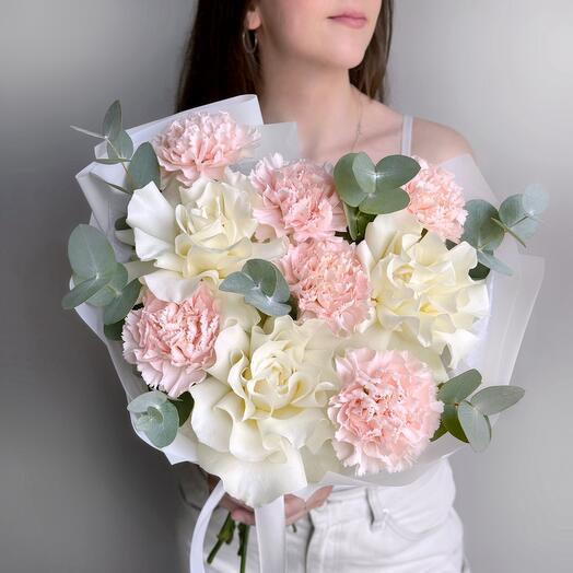 Нежный букет белая французская роза, розовый диантус и эвкалипт