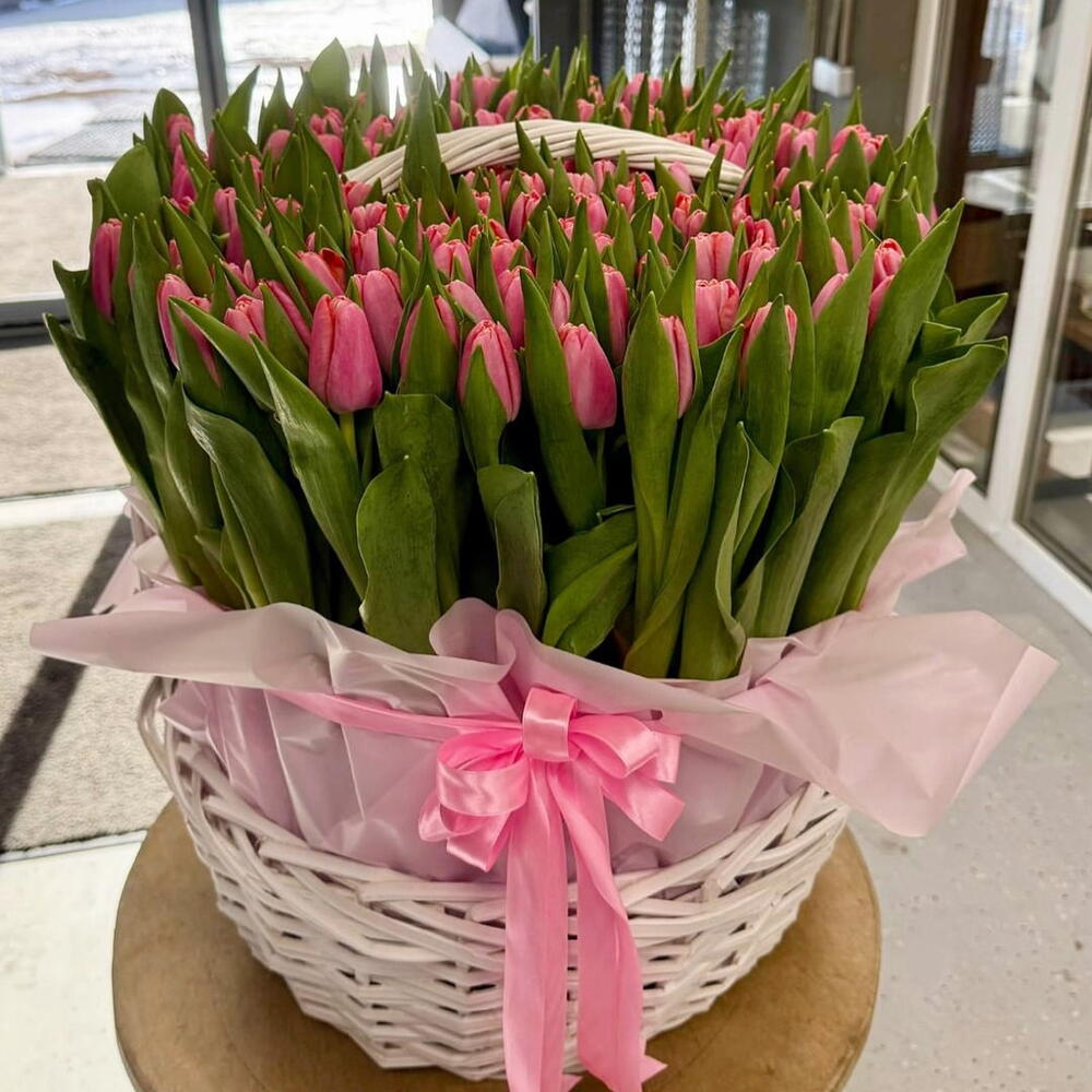 51 тюльпан в корзине