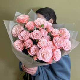 Монобукет кустовых роз сорта Мадам Бомбастик