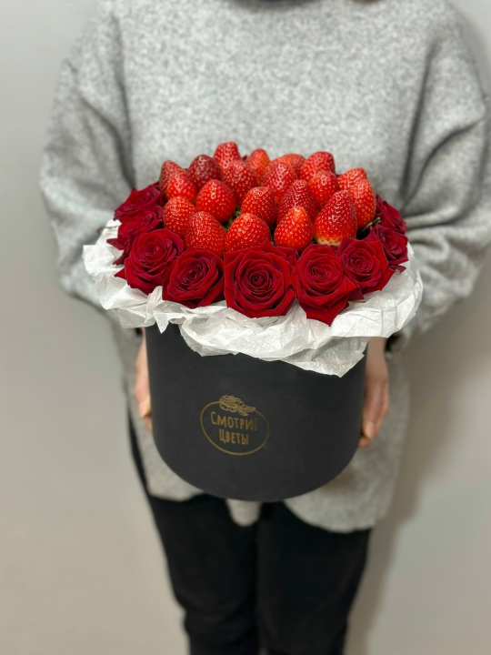 Красные розы с клубникой в коробке