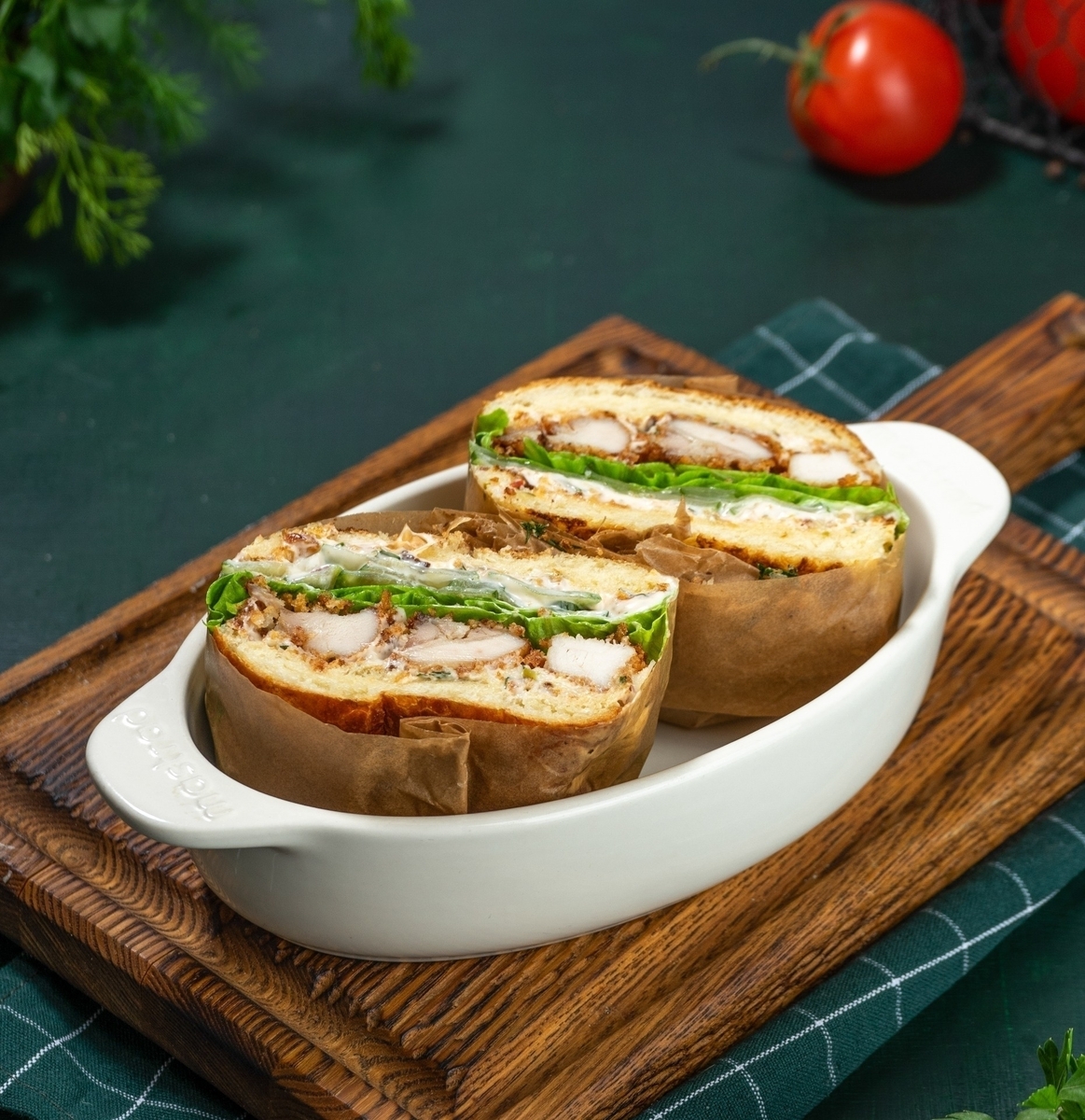 Сэндвич - бриошь с куриными стрипсами огурчиком и соусом тар тар