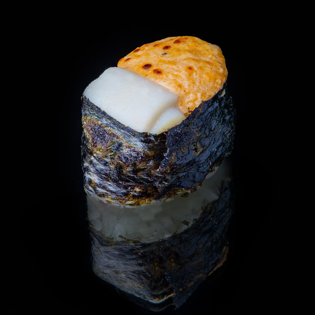 Запеченный гункан с кальмаром