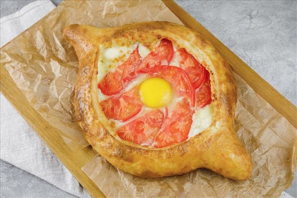 Хачапури по-аджарски с помидорами
