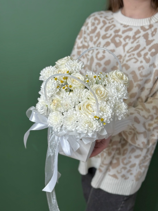 Белая сумочка с хризантемой алтай, кустовой розой и ромашками