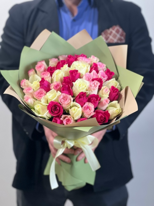 Букет из 35 роз микс (малиновая, белая и бело-розовая)