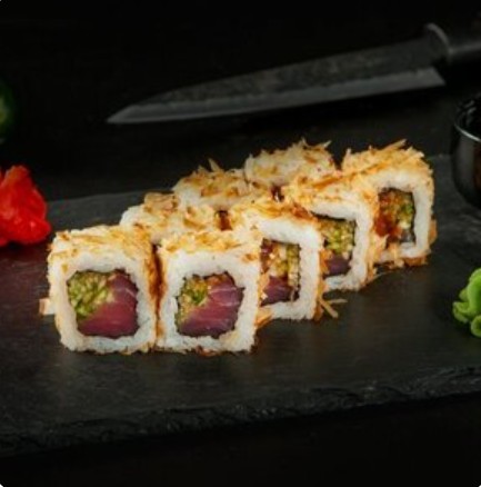 Острый ролл Самурай с тунцом под соусом спайси