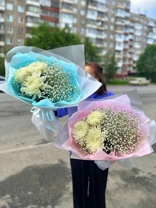 Букет хризантем и гипсофилы