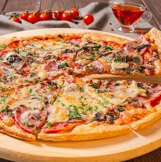 Пицца с ветчиной и грибами