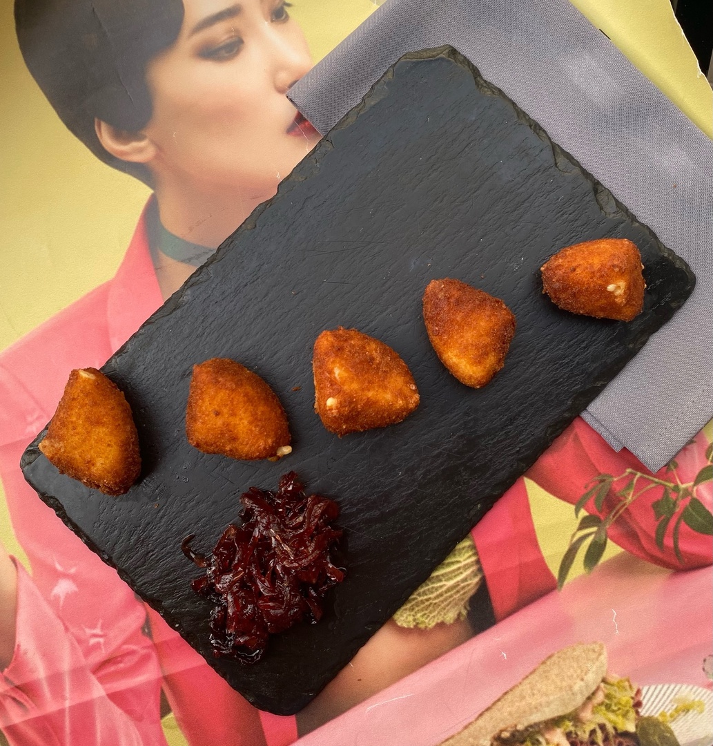 Жареный сыр / карамельный лук