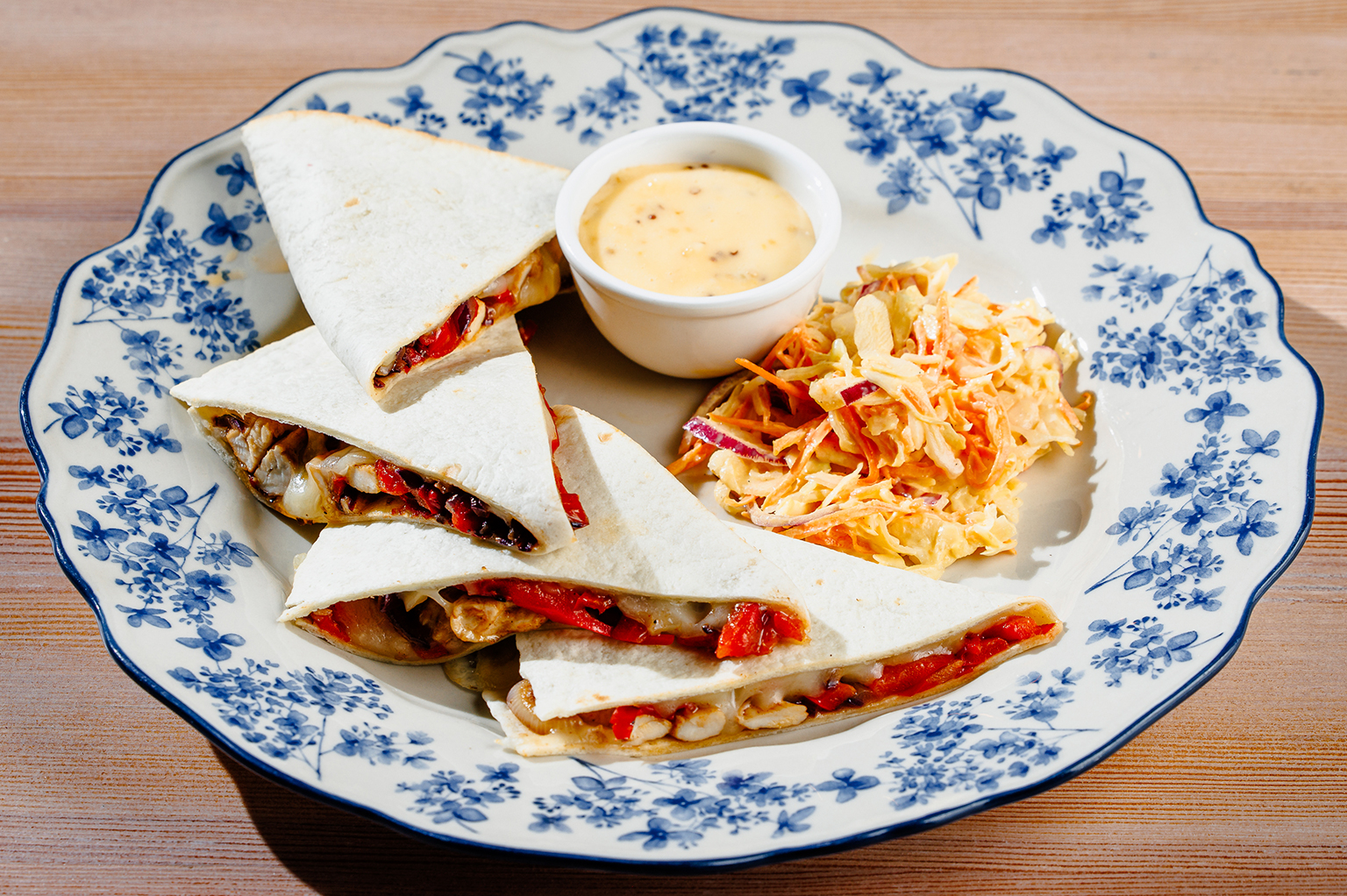 Кесадилья с говядиной и салатом Коул слоу