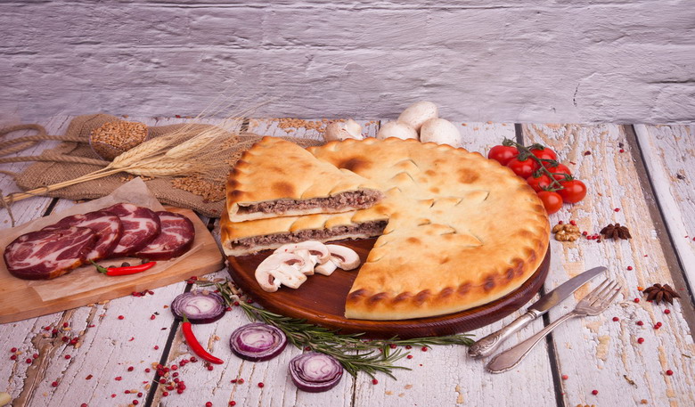 Осетинский пирог с говядиной, грибами и сыром