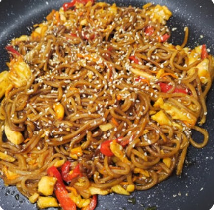 Паста с гречневой лапшой и курицей 