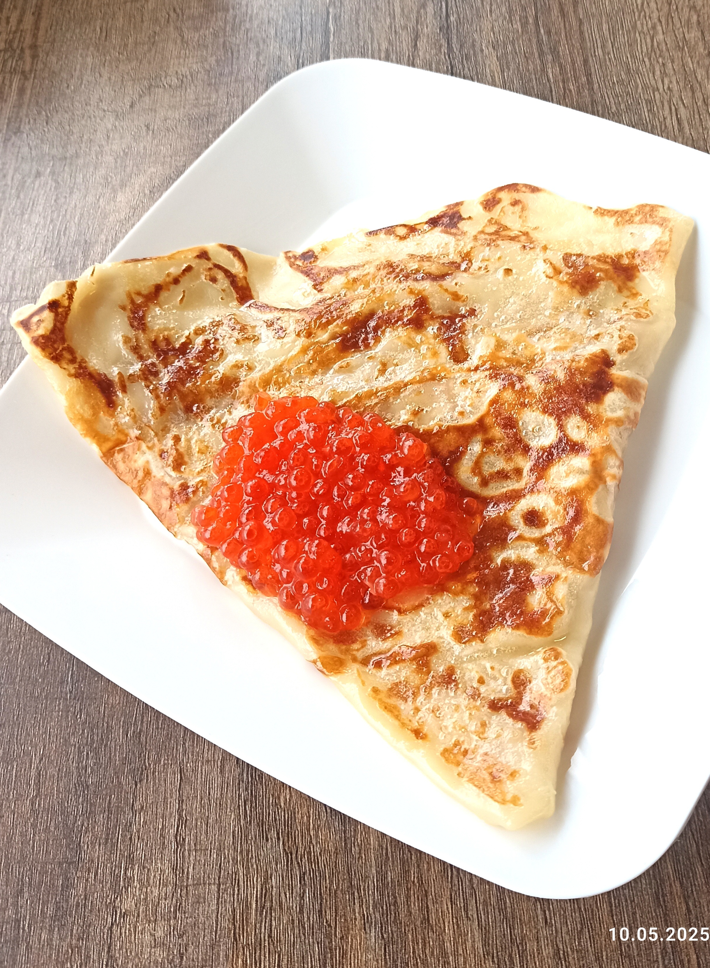 Блин с красной икрой и слив. Маслом