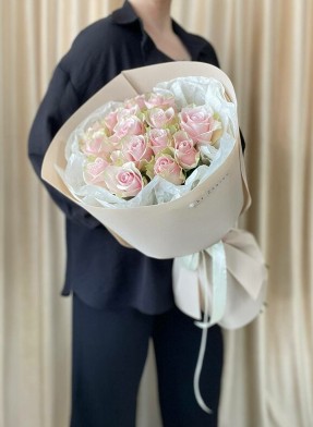 Букет из 11 нежных роз в оформлении
