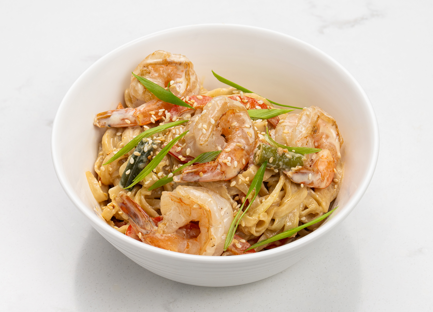 Пшеничная лапша с креветками под сливочным соусом