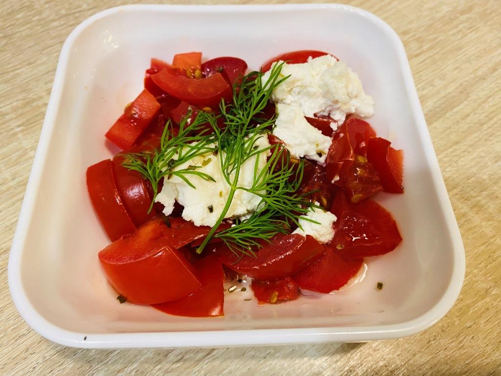 Томаты с брынзой и заправкой
