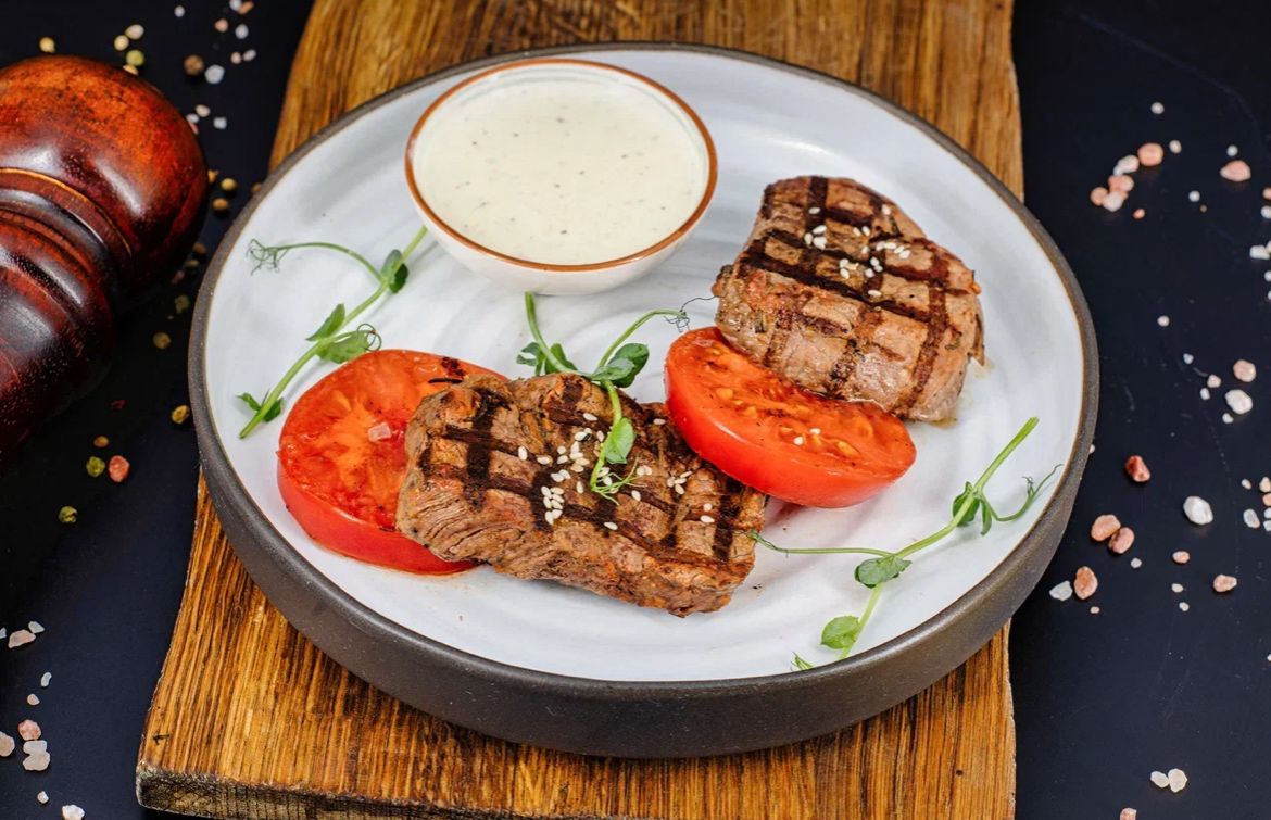 Медальоны из телятины с томатом и соусом