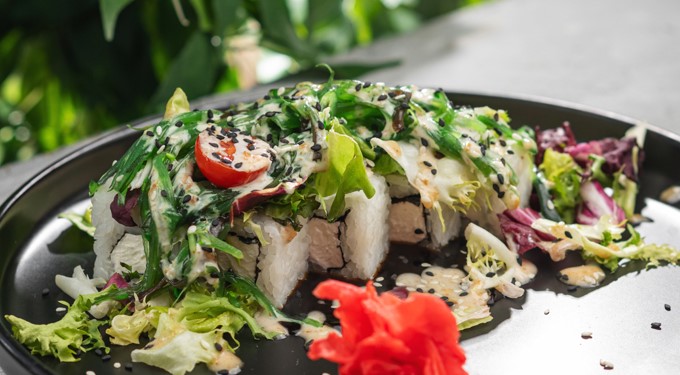 Ролл салат с чукой