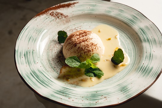 Мусс из белого шоколада и клубники с соусом ваниль-маракуйя