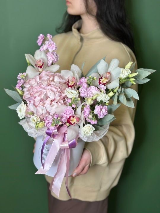 Розовая гортензия с цимбидиумом ,розовой маттиолой ,эустомой и эвкалиптом в белой коробке