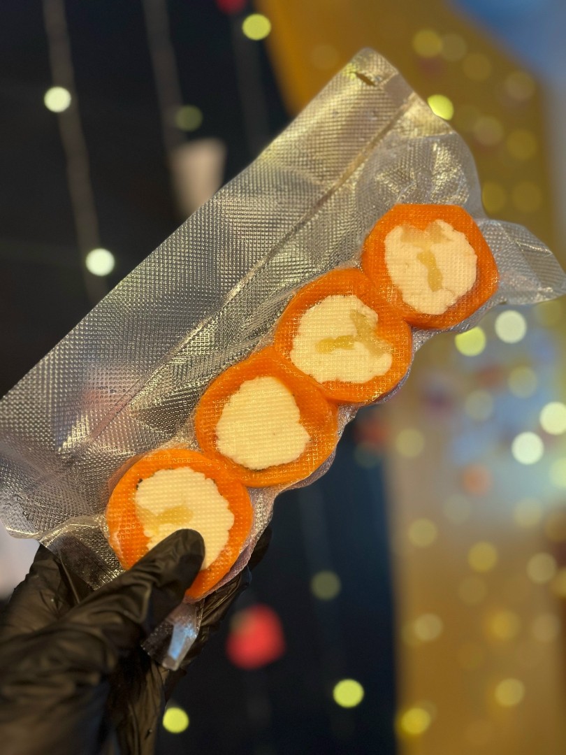 Рулеты из форели с сыром и ананасом для запекания