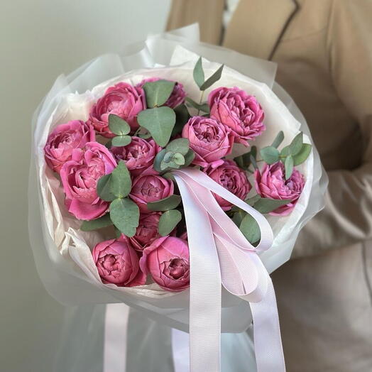 Букет пионовидных роз с эвкалиптом 