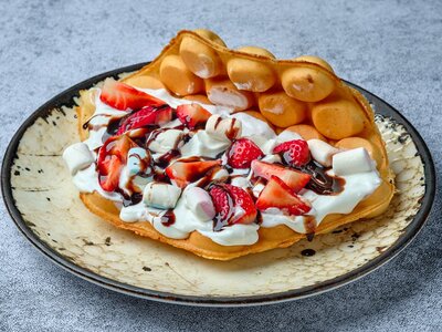 Баблс-вафля с клубникой и и шоколадным соусом