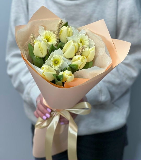 Нарциссы с тюльпанами