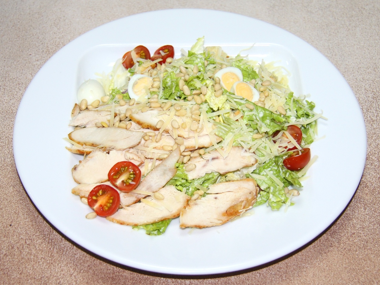 Цезарь с курицей и кедровыми орешками