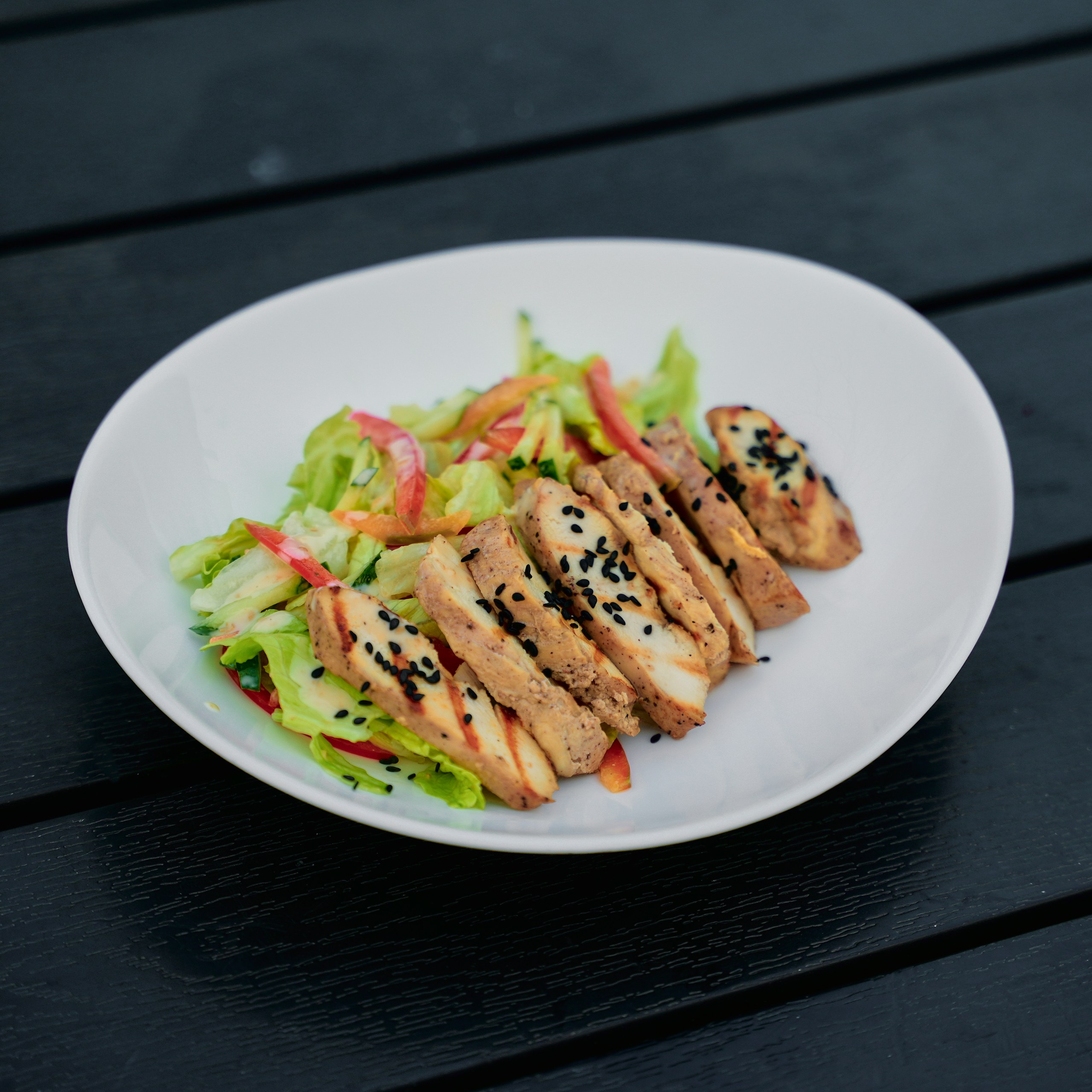 Салат с курицей и ореховым соусом