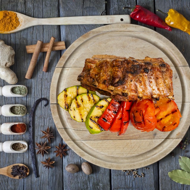 Свиные ребрышки с овощами гриль