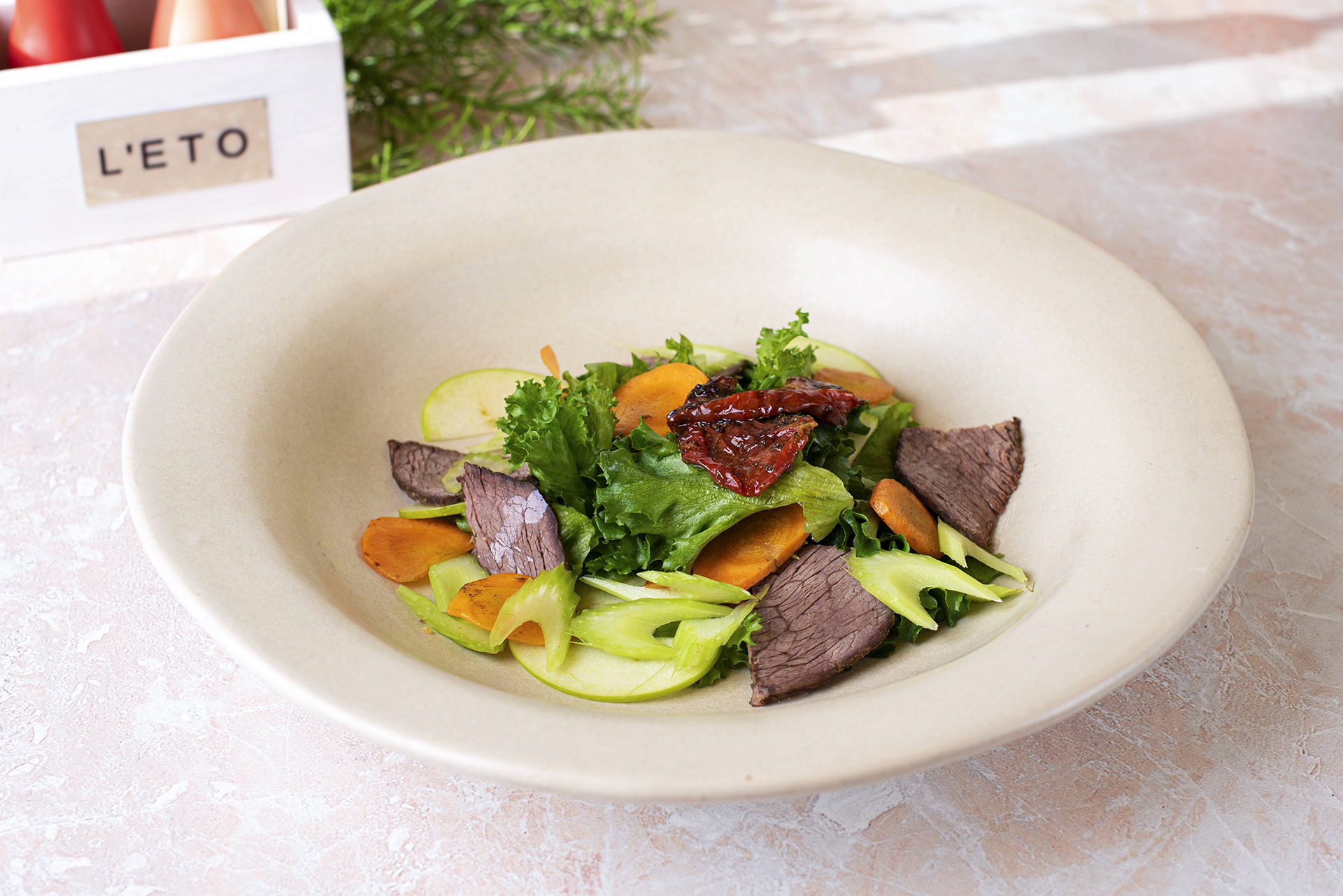 Салат из запеченой телятины и сельдерея