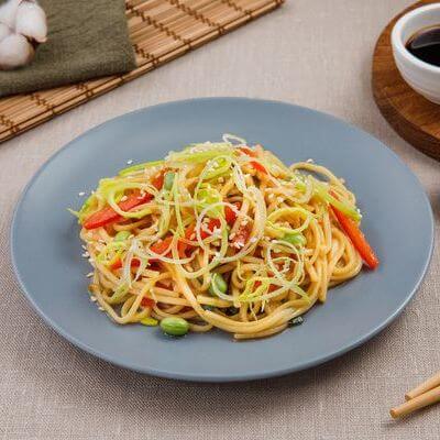 Яичная лапша с курицей и овощами