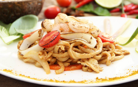 Удон с морепродуктами в устричном соусе