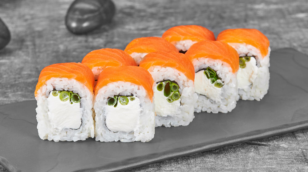 Ролл Филадельфия с луком