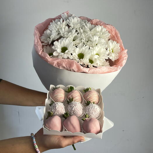 Набор «Клубника в шоколаде и 5 хризантем»