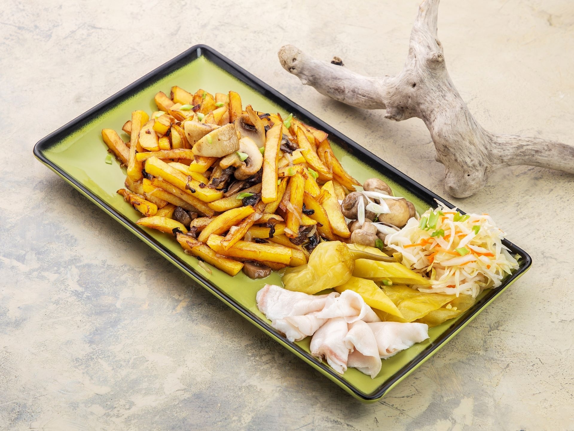 Жареха с грибами и разносолами