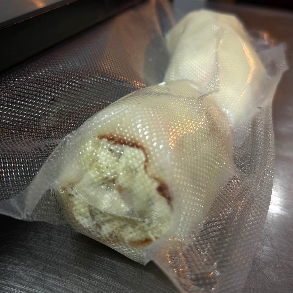 Кальмар фаршированный с грибами, маслинами и моцареллой