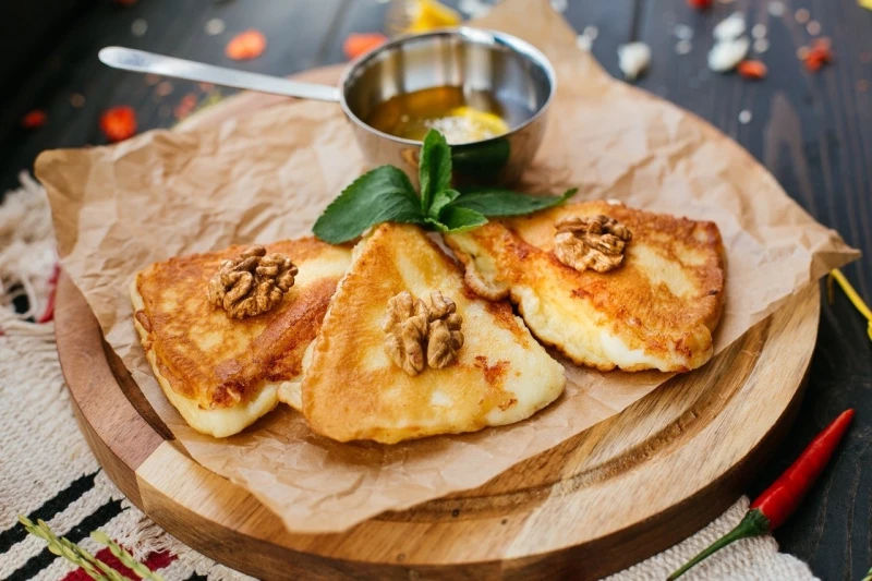 Сыр сулугуни жареный в кляре с медом