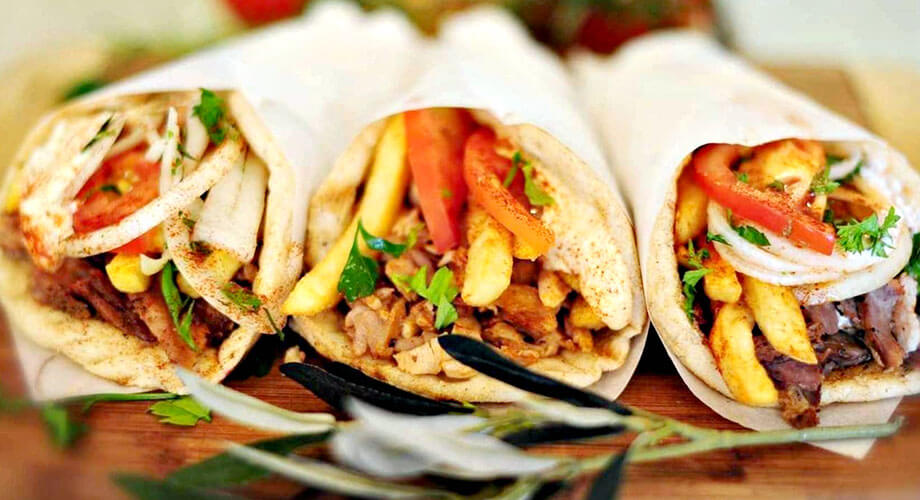 Шаурма на углях с курицей и картошкой