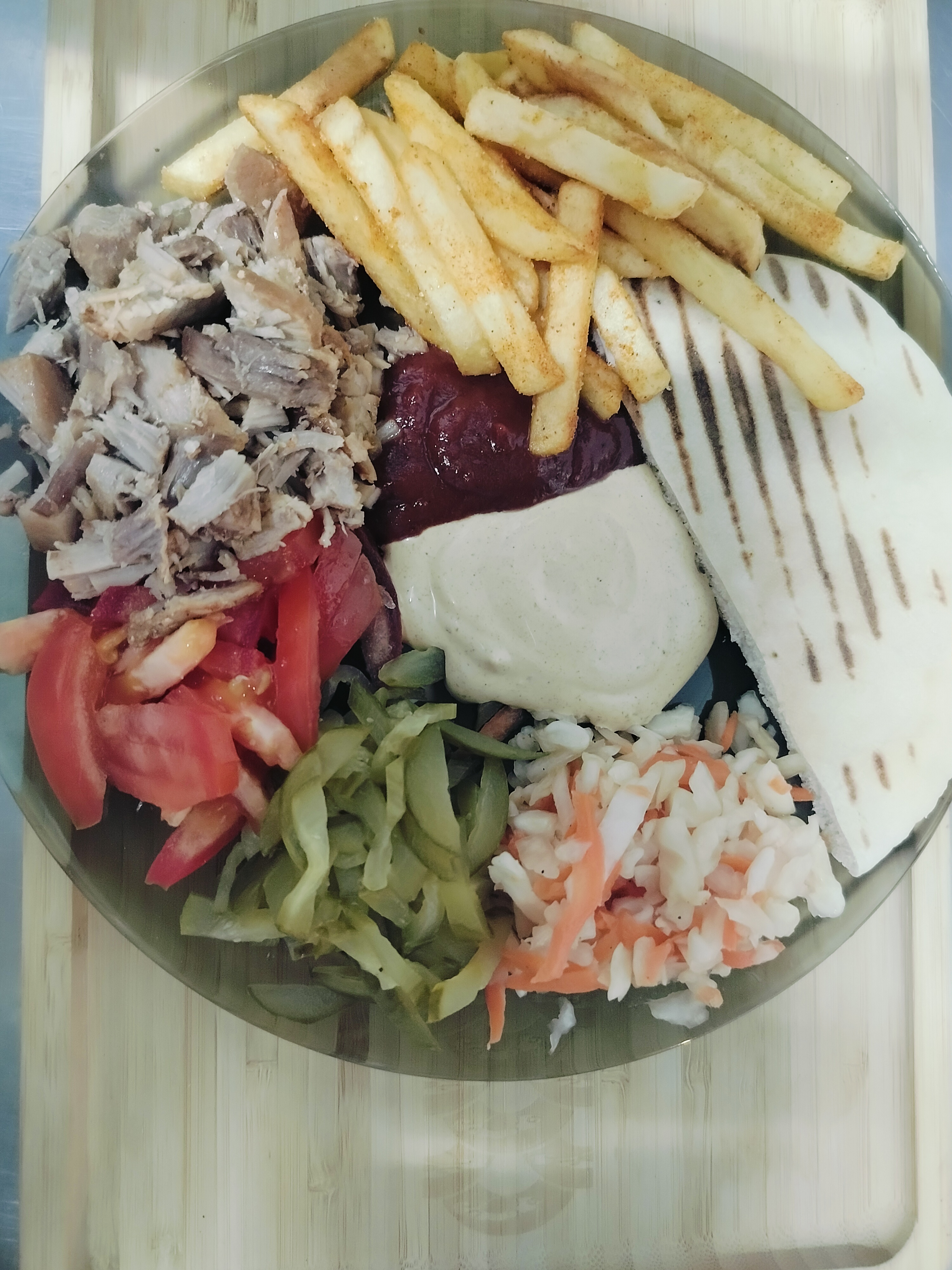 Пита со свининой на тарелке