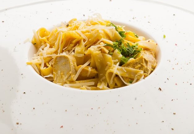 Паста с курицей и карри