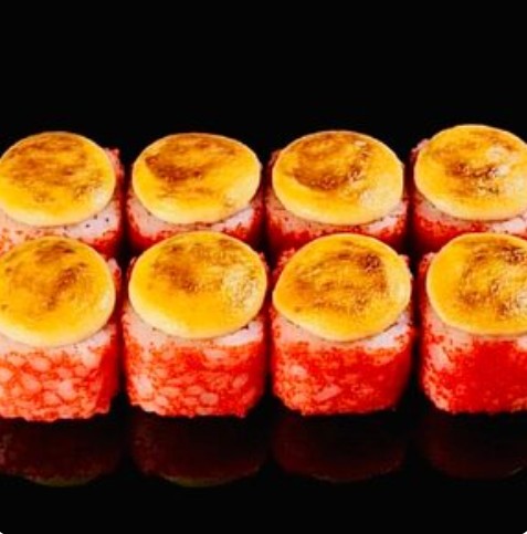 Запеченный ролл с масаго, сыром, угрём и тамаго