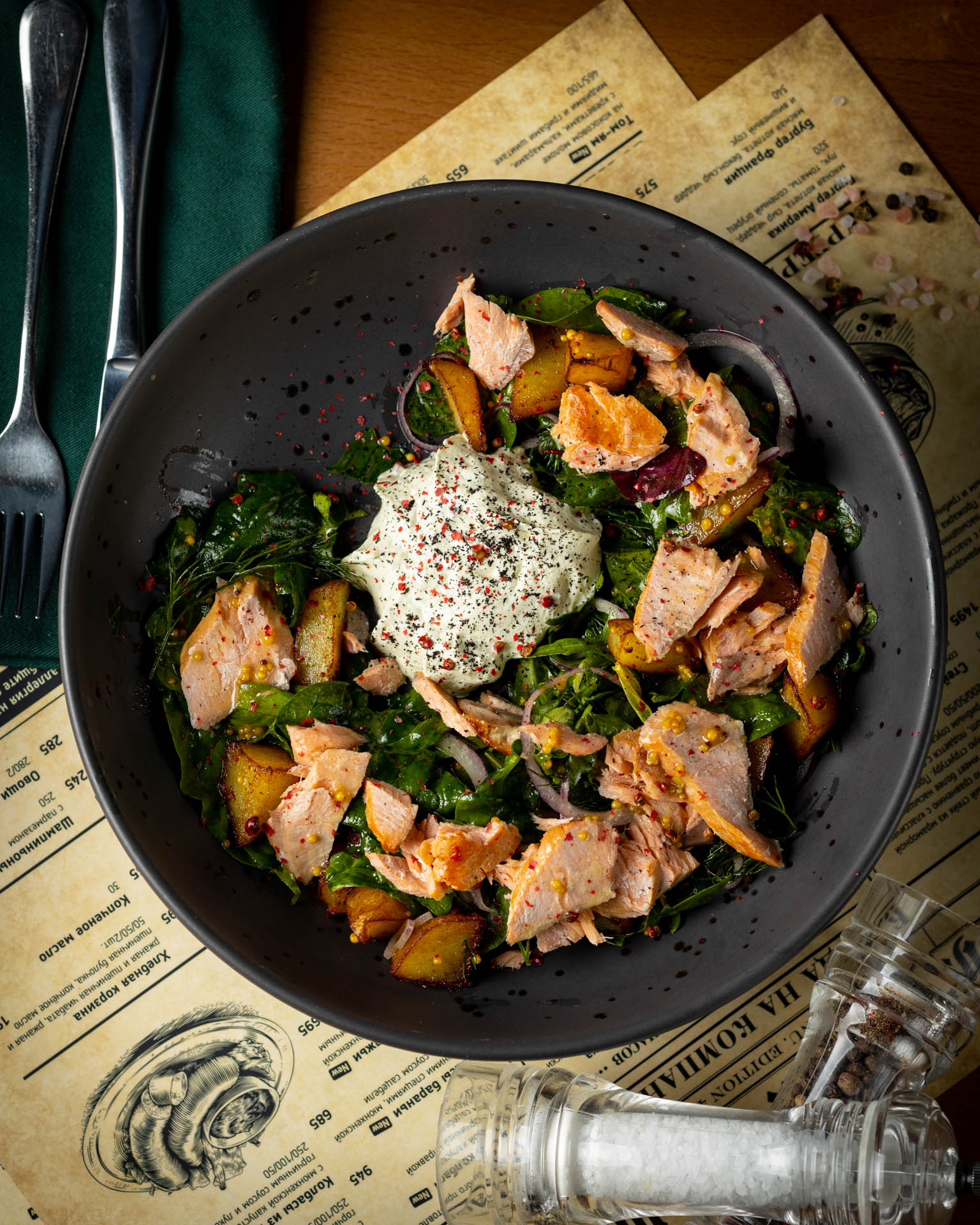 Салат с копченым диким лососем