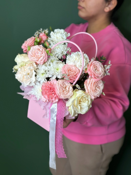 Розовая сумочка с розами и пушистой хризантемой